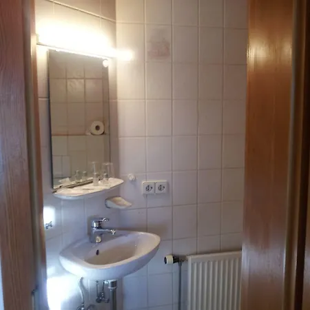 Zur Oelmuehle בית הארחה